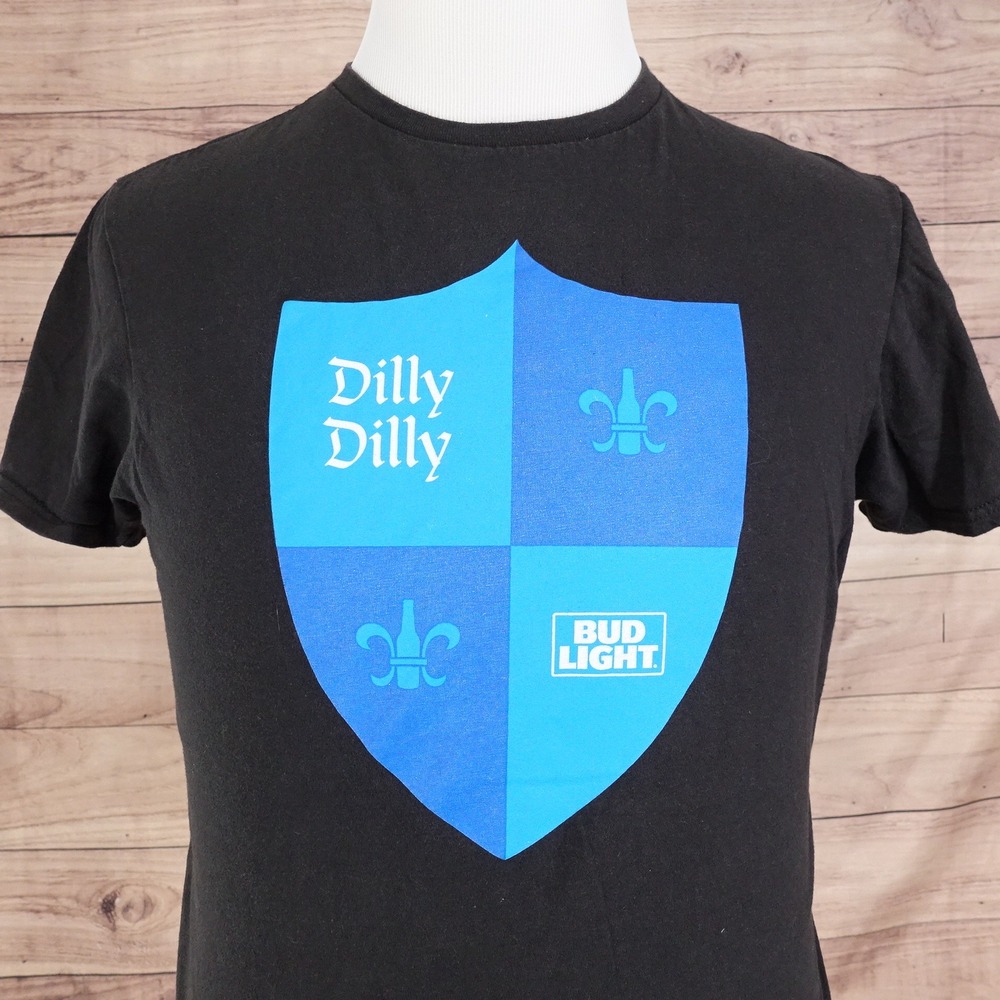 BUD LIGHT BEER PROMO DILLY DILLY SHIELD SHORT SLEEVE T-SHIRT SZ M MEDIUM